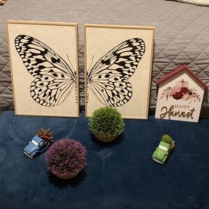Elegant Butterfly Wall Art Set in Black and White with a set of 4 candles
